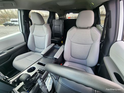 New 2026 Toyota Sienna LE FWD image 43