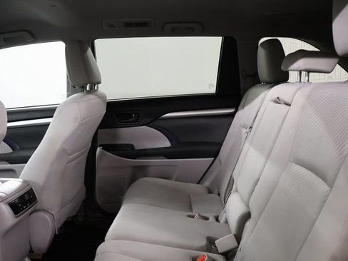 Used 2017 Toyota Highlander LE FWD image 27