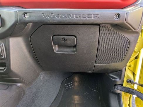 Used 2022 Jeep Wrangler Unlimited Rubicon w/ LED Lighting Group AWD/4WD image 32