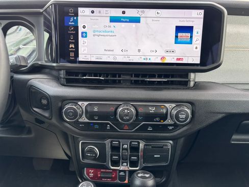 Used 2024 Jeep Wrangler Unlimited image 28