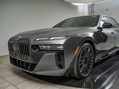 Used 2024 BMW i7 eDrive50 w/ M Sport Package RWD image 14