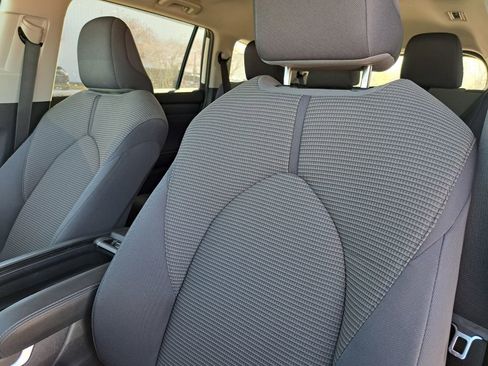 Used 2024 Toyota Highlander LE image 19