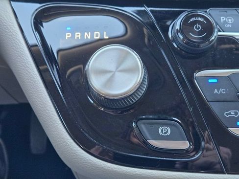 Used 2020 Chrysler Pacifica Limited w/ Advanced Safetytec Group FWD image 21