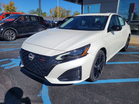 New 2025 Nissan Altima 2.5 SR w/ SR Premium Package AWD/4WD image 11