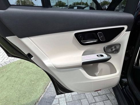 Used 2025 Mercedes-Benz GLC 300 image 12