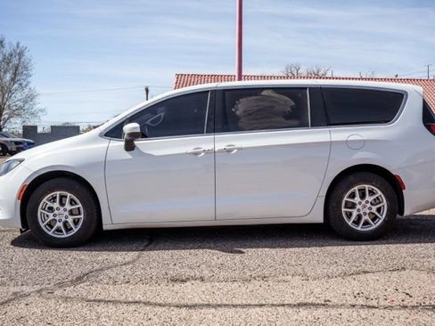 Used 2022 Chrysler Voyager LX FWD image 9