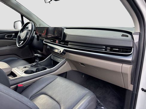 Used 2025 Kia Carnival FWD image 34