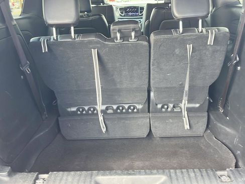 Used 2025 Chrysler Pacifica Select image 24