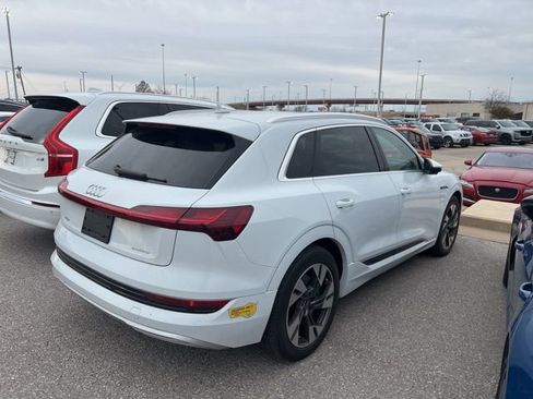 Used 2022 Audi e-tron Premium Plus w/ Premium Plus Package image 2