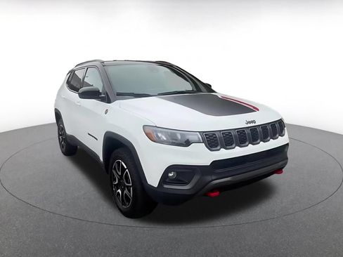 Used 2025 Jeep Compass Trailhawk AWD/4WD image 3
