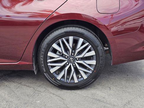 Used 2024 Nissan Altima 2.5 SV FWD image 9