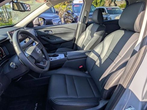 Certified 2025 Nissan Rogue SL FWD image 10