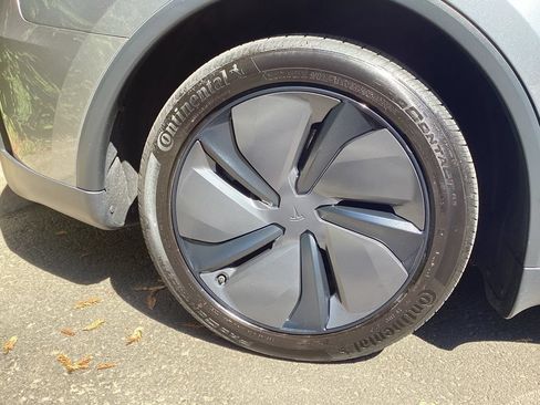 Used 2026 Tesla Model Y AWD image 7