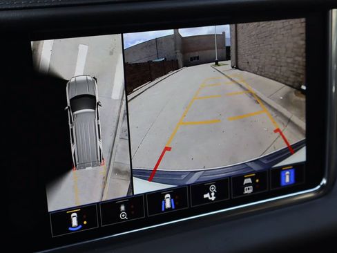 Used 2023 GMC Yukon Denali RWD image 9