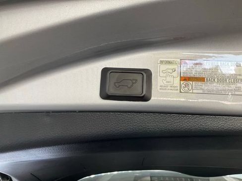 Used 2018 Toyota RAV4 XLE AWD/4WD image 18