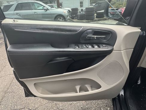 Used 2012 Chrysler Town & Country Touring-L w/ Entertainment Group #2 image 10