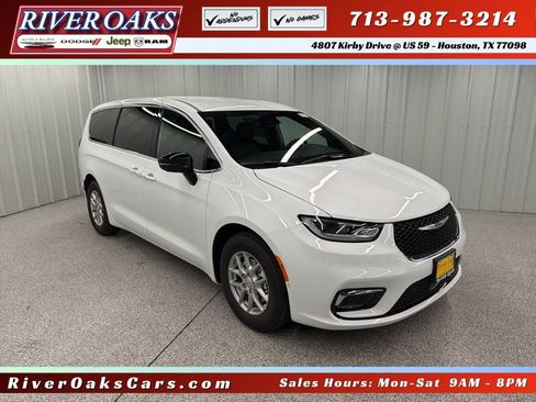 New 2026 Chrysler Pacifica Select image 1