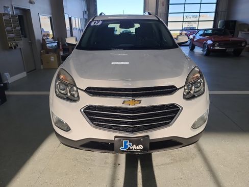 Used 2017 Chevrolet Equinox LT w/ Convenience Package image 3