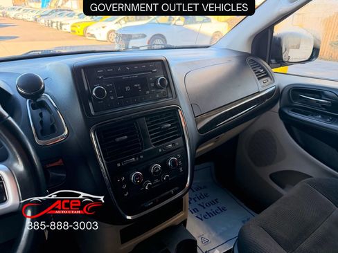 Used 2017 Dodge Grand Caravan SE w/ UConnect Hands-Free Group image 15