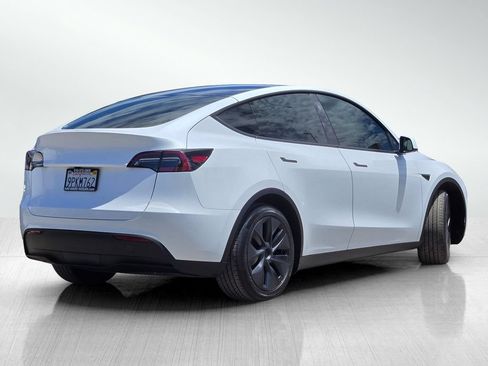 Used 2024 Tesla Model Y 2WD image 5