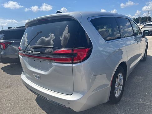 Used 2024 Chrysler Pacifica Touring-L FWD image 2