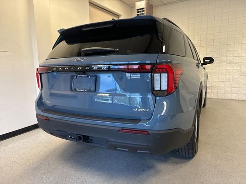 Used 2025 Ford Explorer Active AWD/4WD image 43