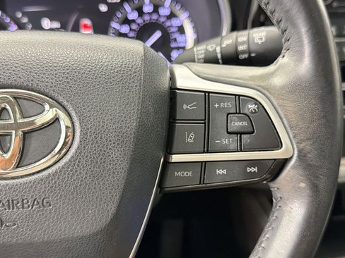 Used 2022 Toyota Highlander XLE FWD image 28