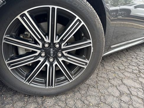 Used 2017 Lincoln Continental Reserve image 3