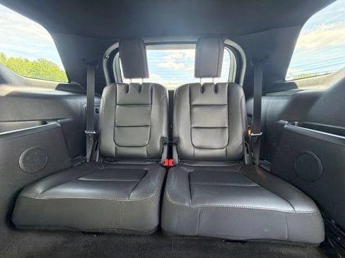 Used 2017 Ford Explorer XLT w/ Equipment Group 202A AWD/4WD image 38