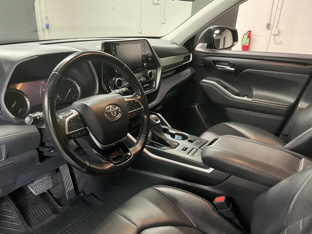 Used 2021 Toyota Highlander XLE AWD/4WD image 13
