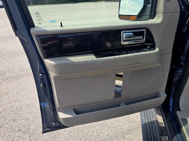 Used 2017 Lincoln Navigator Select AWD/4WD image 9