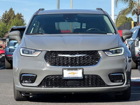 Used 2022 Chrysler Pacifica Touring-L image 10