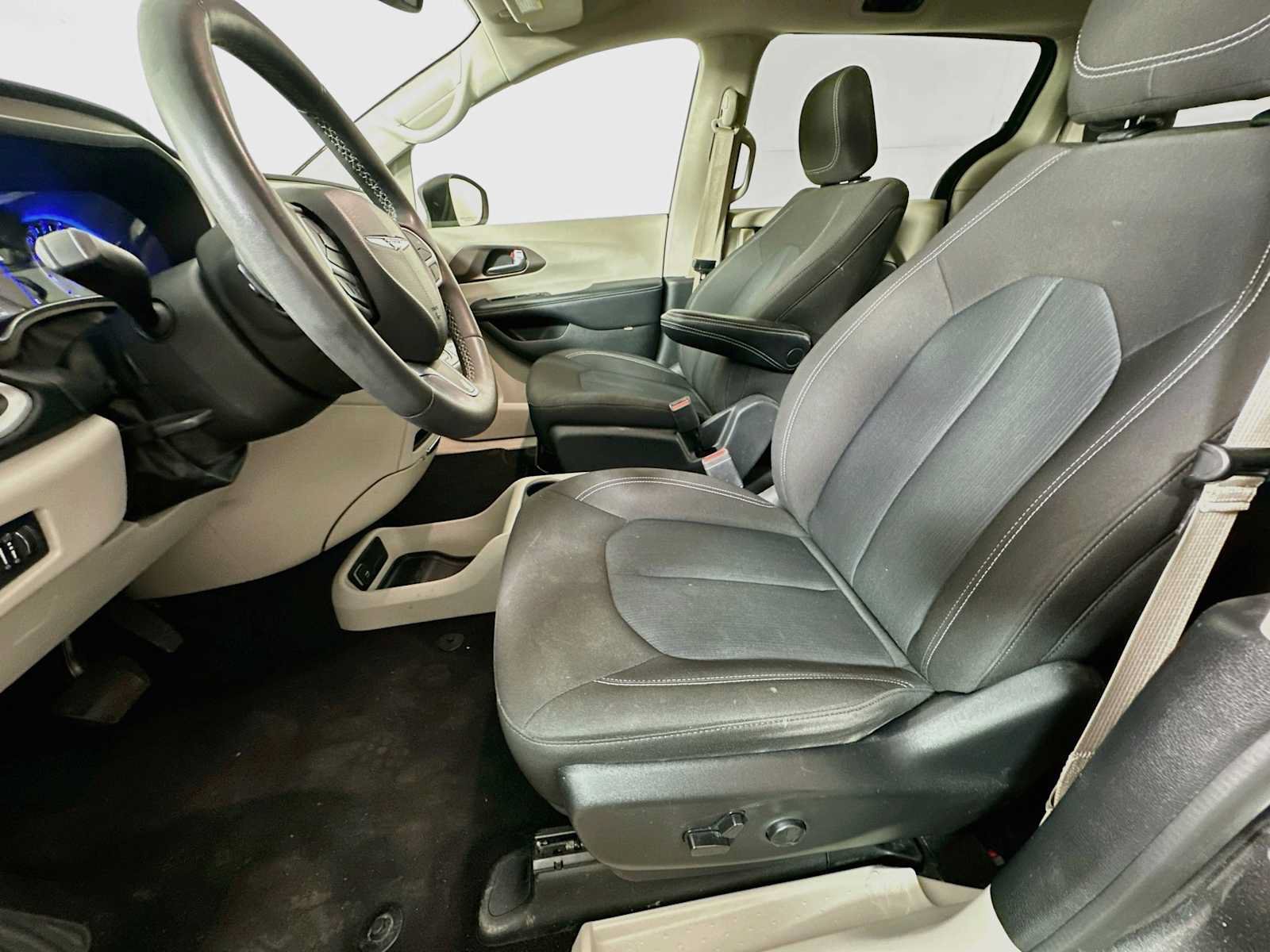 Used 2023 Chrysler Voyager LX FWD image 19