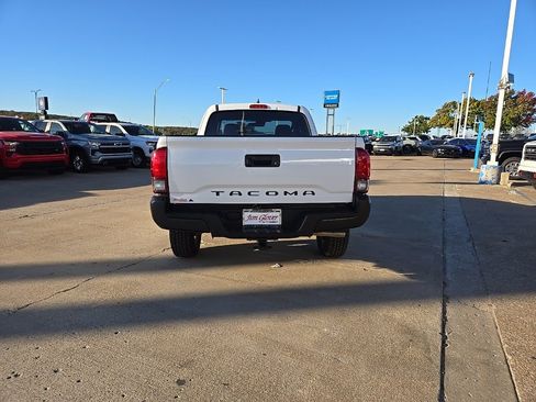 Used 2018 Toyota Tacoma SR image 5