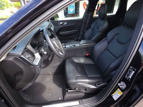 Used 2023 Volvo XC60 B5 Core FWD image 11