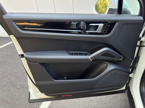 Used 2020 Porsche Cayenne image 43
