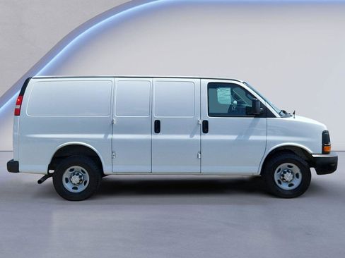 Used 2016 Chevrolet Express 2500 RWD image 2