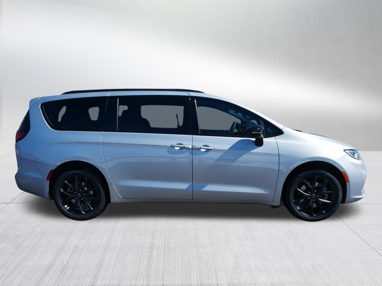 New 2026 Chrysler Pacifica Select AWD/4WD image 8