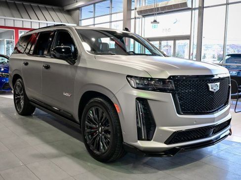 Used 2023 Cadillac Escalade V w/ LPO, ONYX Package image 3