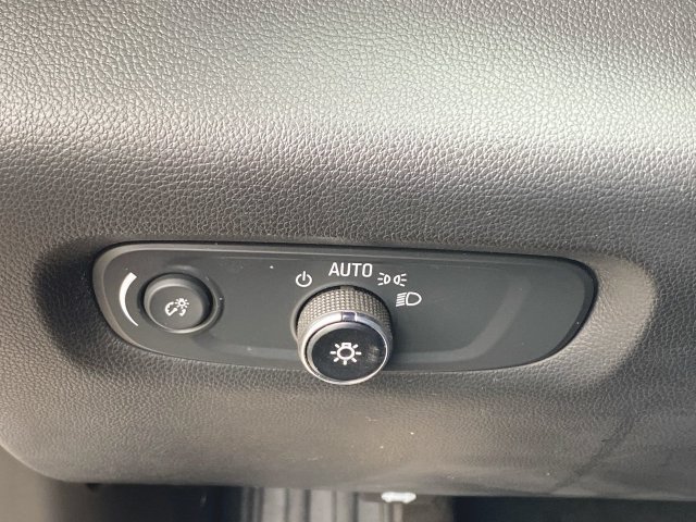 Used 2023 Chevrolet Traverse Premier FWD image 18