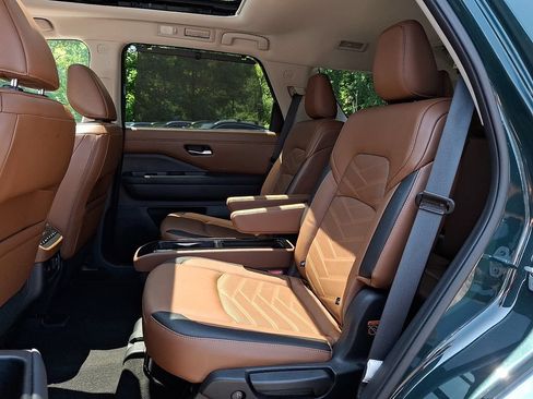 Certified 2023 Nissan Pathfinder Platinum AWD/4WD image 12