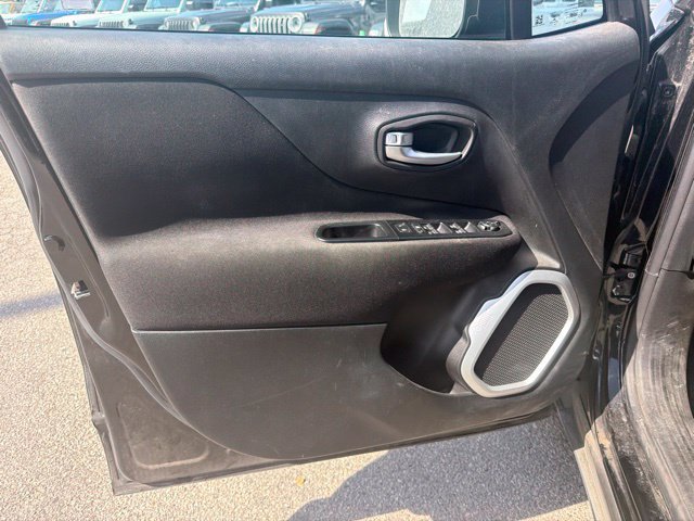 Used 2018 Jeep Renegade Latitude FWD image 7