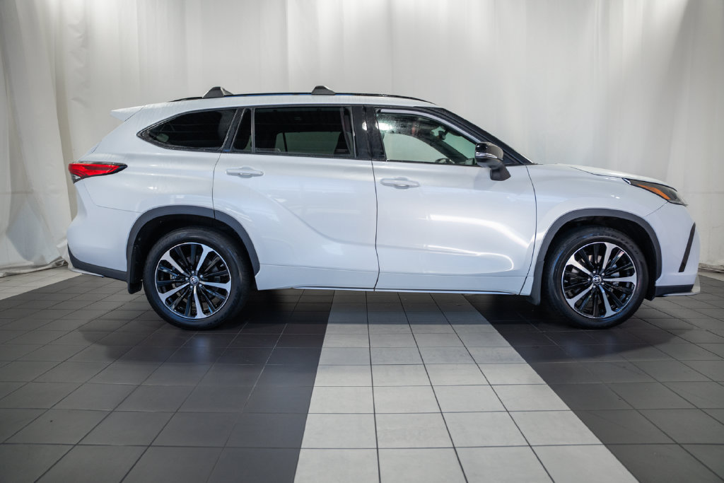 Used 2022 Toyota Highlander XSE AWD/4WD image 3