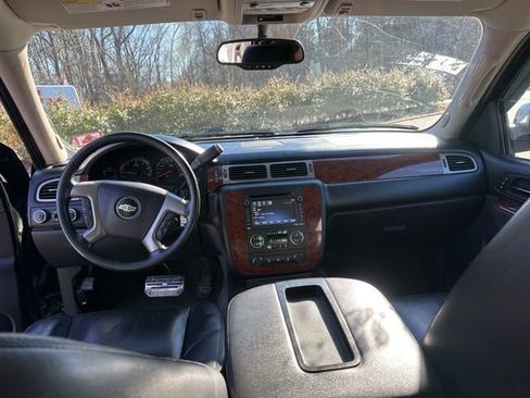 Used 2014 Chevrolet Suburban LTZ image 10