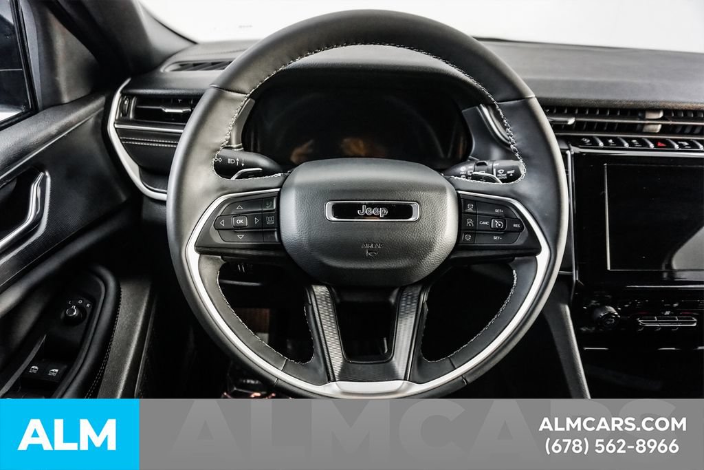 Used 2025 Jeep Grand Cherokee Altitude AWD/4WD image 27