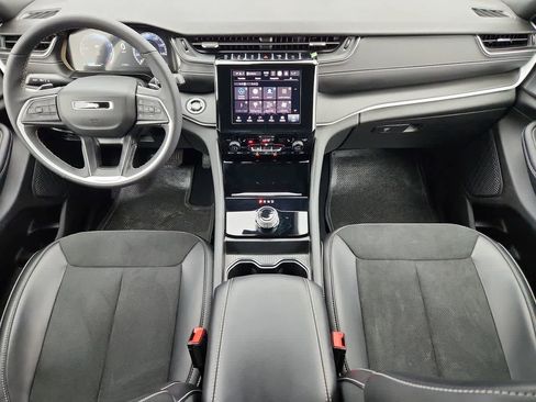 Used 2025 Jeep Grand Cherokee L Laredo image 15