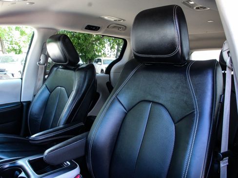Used 2024 Chrysler Pacifica Touring-L FWD image 11