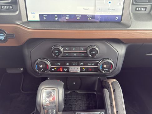 Used 2024 Ford Bronco Outer Banks image 13