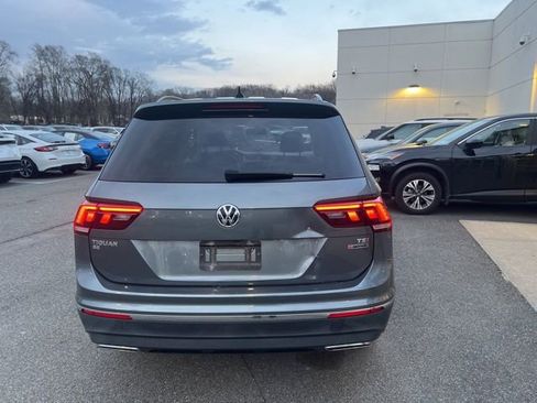 Used 2018 Volkswagen Tiguan SE w/ Panoramic Sunroof Package image 2