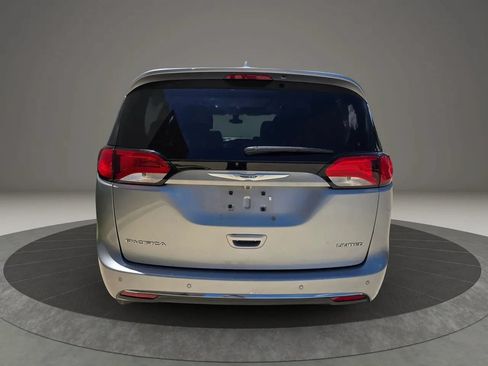Used 2018 Chrysler Pacifica Limited FWD image 10